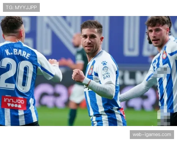 镜头捕捉：马洛卡主帅场边激烈指挥，因一次前场压迫失败向助教表达不满